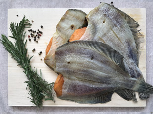 Карась холодного копчения: Камбала камчатская вяленая с икрой