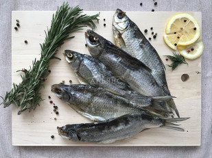 Карась холодного копчения: Вобла вяленая астраханская крупная